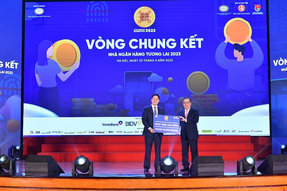 Phó Thống đốc NHNN Nguyễn Kim Anh (bên phải) trao 