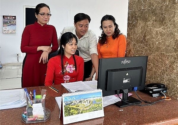 Cán bộ công chức KBNN TP. Hồ Chí Minh đang tìm hiểu các tư liệu phục vụ cho bài thi. Ảnh: KBNN TPHCM