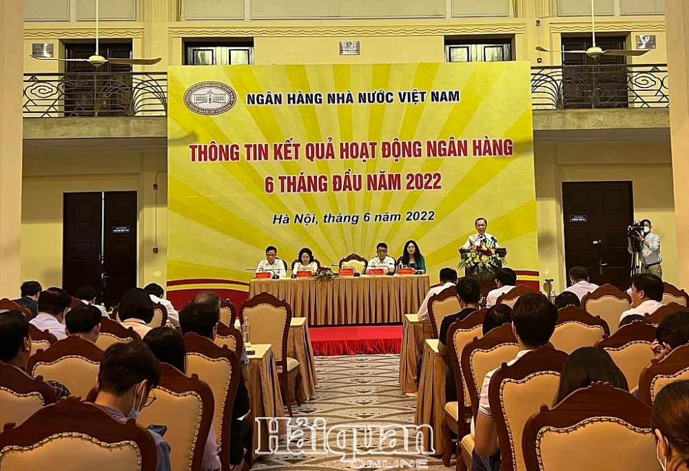 Phó Thống đốc NHNN Đào Minh Tú phát biểu tại họp báo. Ảnh: H.Dịu