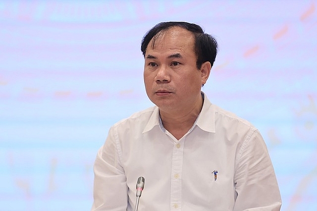 Thứ trưởng Bộ Xây dựng Nguyễn Văn Sinh trả lời báo chí. 