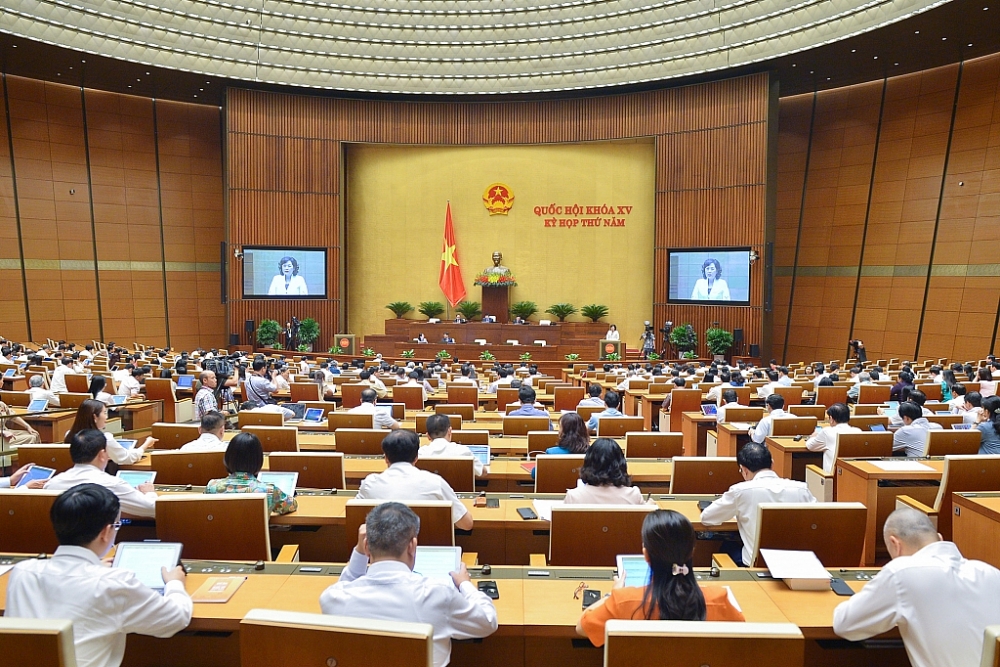 Quốc hội nghe Thống đốc Ngân hàng nhà nước Việt Nam Nguyễn Thị Hồng trình bày Tờ trình về dự án Luật Các tổ chức tín dụng (sửa đổi). Ảnh: Quốc hội