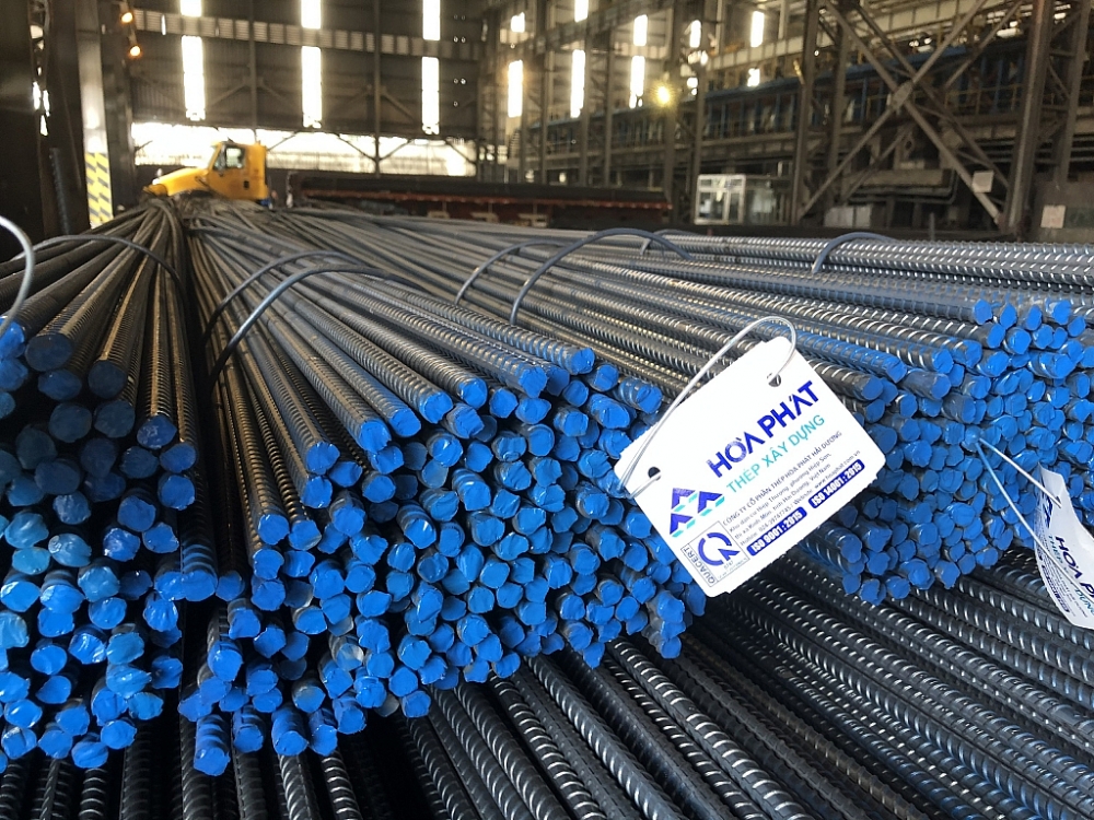 Giá thép biến động mạnh khiến doanh thu, lợi nhuận của doanh nghiệp thép giảm mạnh. Ảnh: ST
