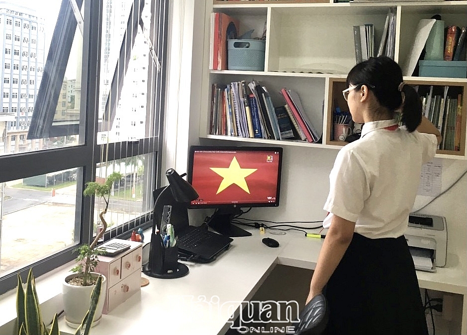 Học sinh tại Hà Nội thực hiện nghi lễ khai giảng trực tuyến ngày 5/9. Ảnh: H.Dịu