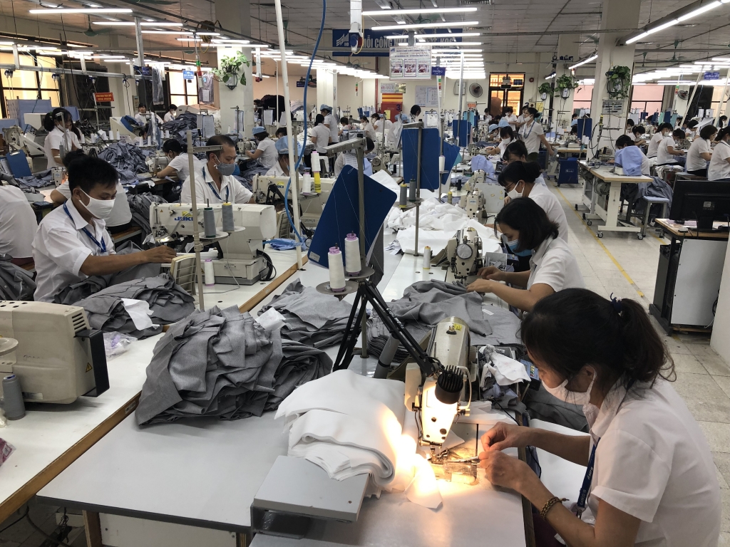 Các doanh nghiệp tại Hà Nội đều đang đốc thúc sản xuất trở lại để kịp tiến độ. Hình ảnh sản xuất tại Tổng công ty May 10: H.Dịu