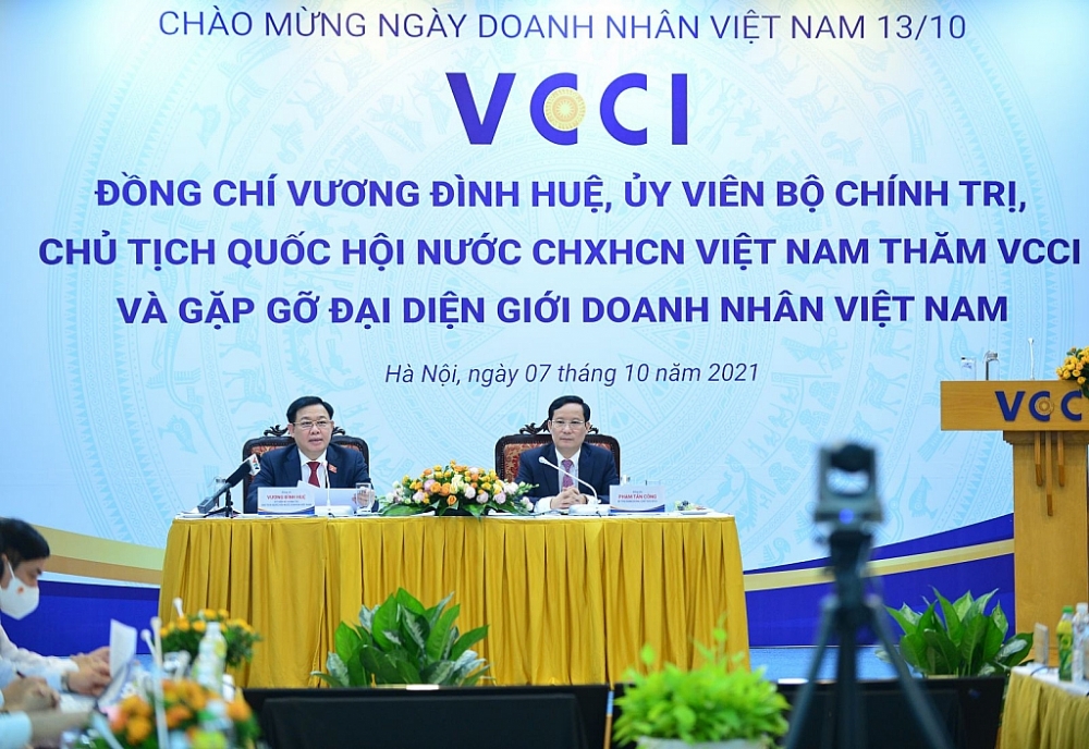 Chủ tịch Quốc hội Vương Đình Huệ và Chủ tịch VCCI Phạm Tấn Công tại buổi làm việc. Ảnh: 