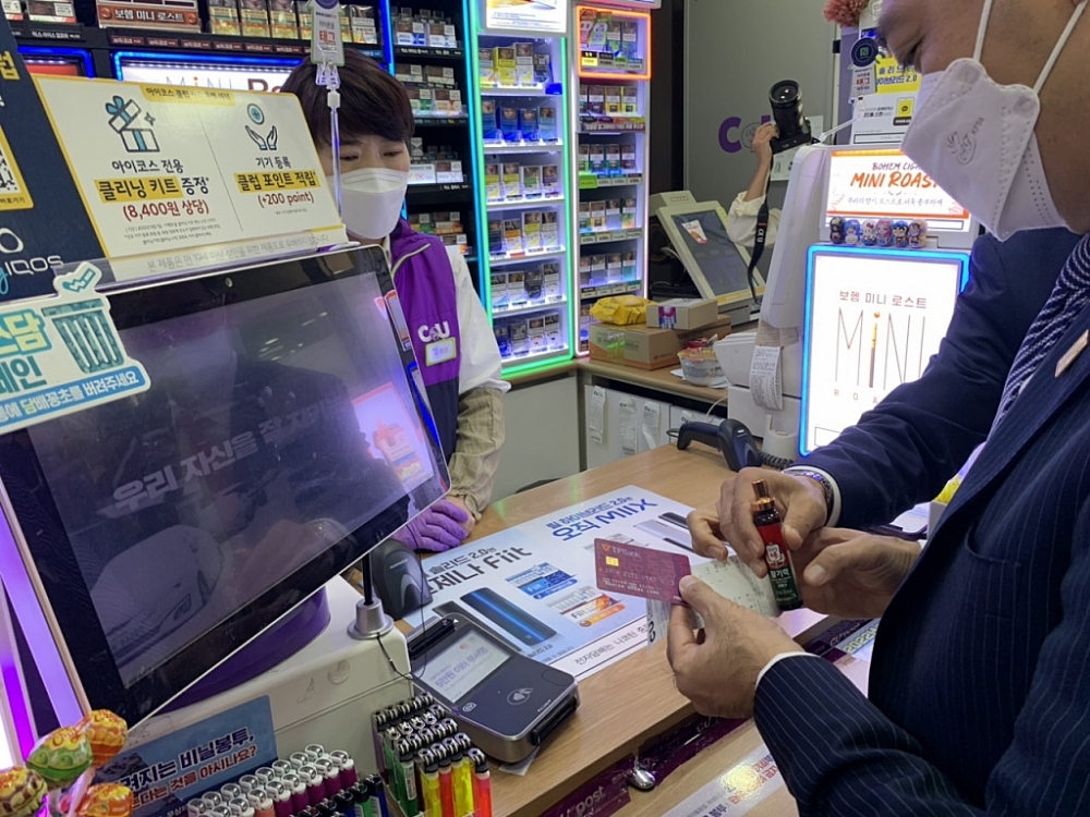 Thanh toán mua hàng hóa bằng thẻ NAPAS trên máy POS tại cửa hàng tại Hàn Quốc.
