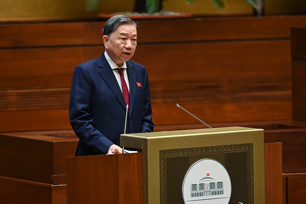 Đại tướng Tô Lâm, Bộ trưởng Bộ Công an trình bày báo cáo tại Quốc hội. Ảnh: Quochoi.vn