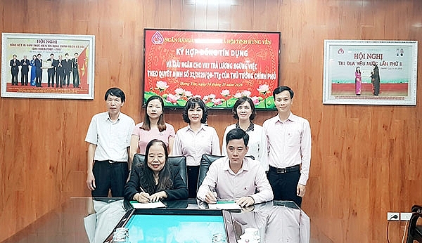 NHCSXH tỉnh Hưng Yên ký hợp đồng tín dụng với khách hàng được vay vốn.