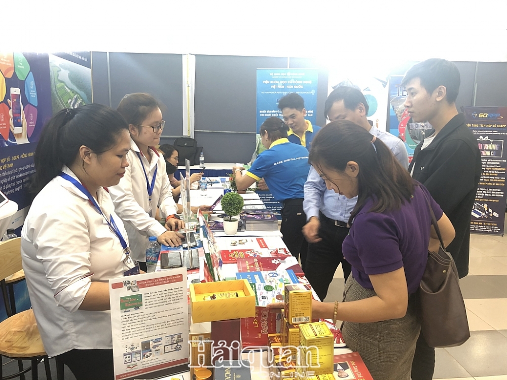 Gian hàng trưng bày của doanh nghiệp khởi nghiệp tại Techfest 2020. Ảnh: H.Dịu