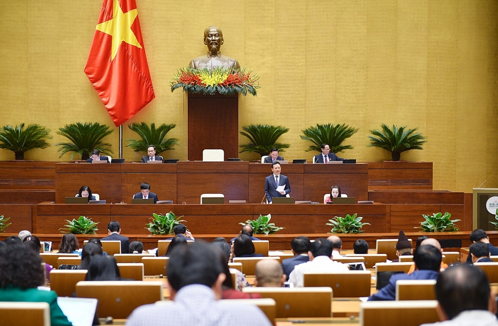 Bộ trưởng Bộ Thông tin và Truyền thông Nguyễn Mạnh Hùng tại phiên chất vấn của Quốc hội sáng 4/11. Ảnh: Quochoi.vn