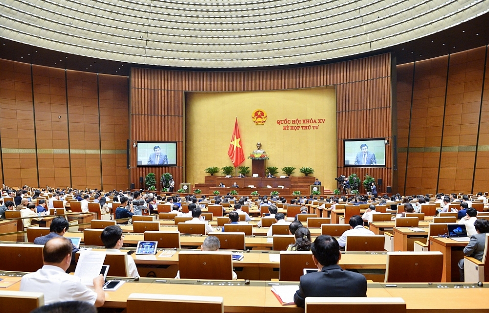 Bộ trưởng Bộ Kế hoạch và Đầu tư Nguyễn Chí Dũng trình bày báo cáo tại Quốc hội. Ảnh: Quochoi.vn