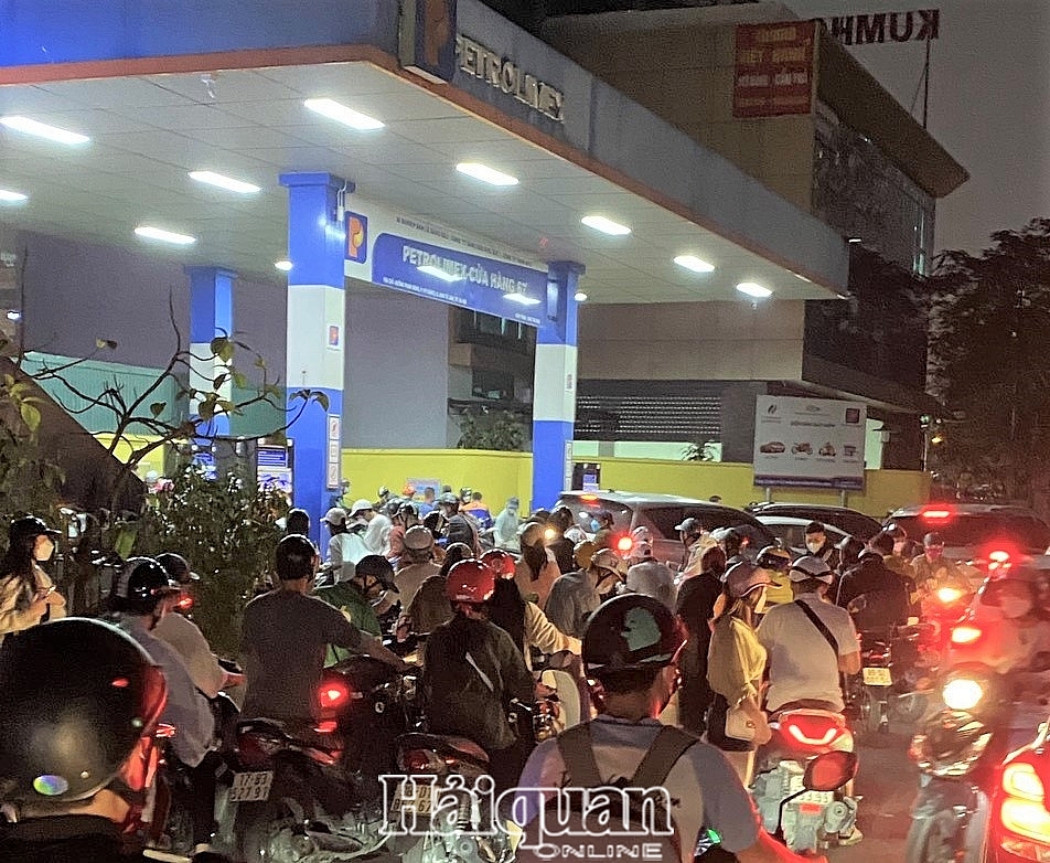 Những cửa hàng xăng dầu tại Hà Nội luôn chật kín người dân xếp hàng mua xăng những ngày qua. Ảnh: X.Thảo