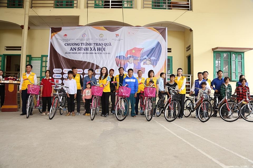 Tặng quà và xe cho các em học sinh.