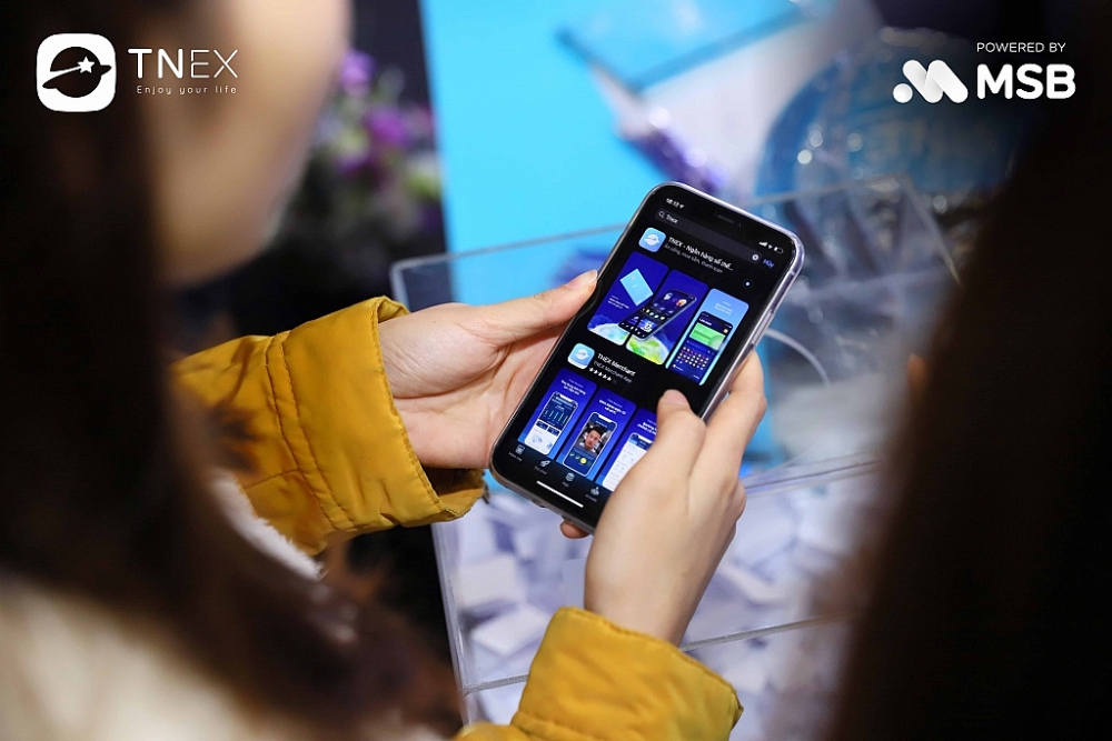 Khách hàng trải nghiệm ứng dụng TNEX trên điện thoại di động.
