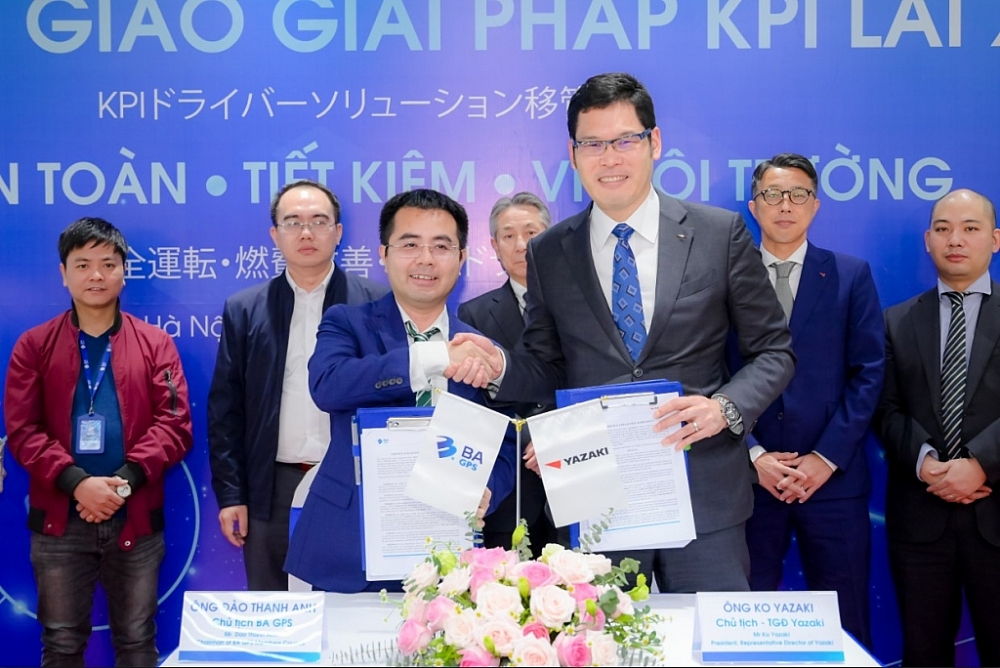 Chủ tịch Đào Thanh Anh (BA GPS) và chủ tịch Ko Yazaki (Yazaki Energy Systems) tại buổi chuyển giao công nghệ KPI lái xe tại Việt Nam.