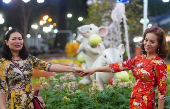 Người dân Sài Gòn nô nức đến Hội hoa Xuân thưởng lãm