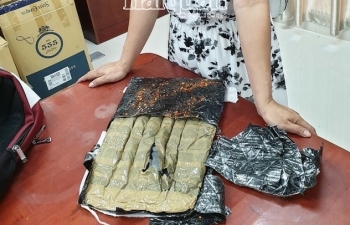 Hải quan Mộc Bài phối hợp bắt giữ 5kg ma túy đá qua máy soi