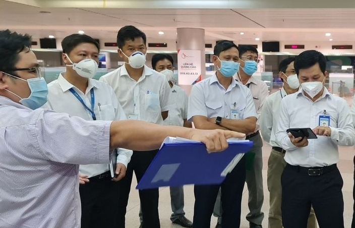 TPHCM triển khai lấy mẫu test nhanh giám sát biến chủng Omicron tại sân bay Tân Sơn Nhất