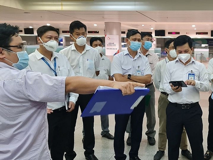 Lực lượng chức năng kiểm tra tại Sân bay Tân Sơn Nhất. Ảnh Bá Trình