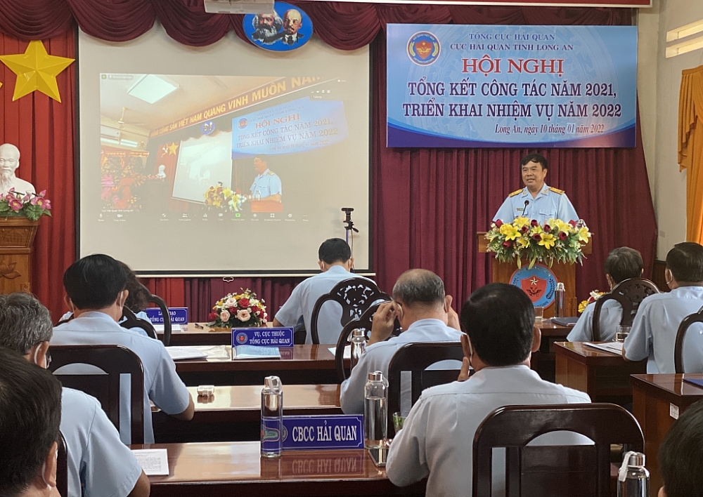 Phó Tổng cục trưởng Tổng cục Hải quan Nguyễn Văn Thọ đánh giá cao những kết quả đạt được của Cục Hải quan Long An trong năm 2021. Ảnh T.D