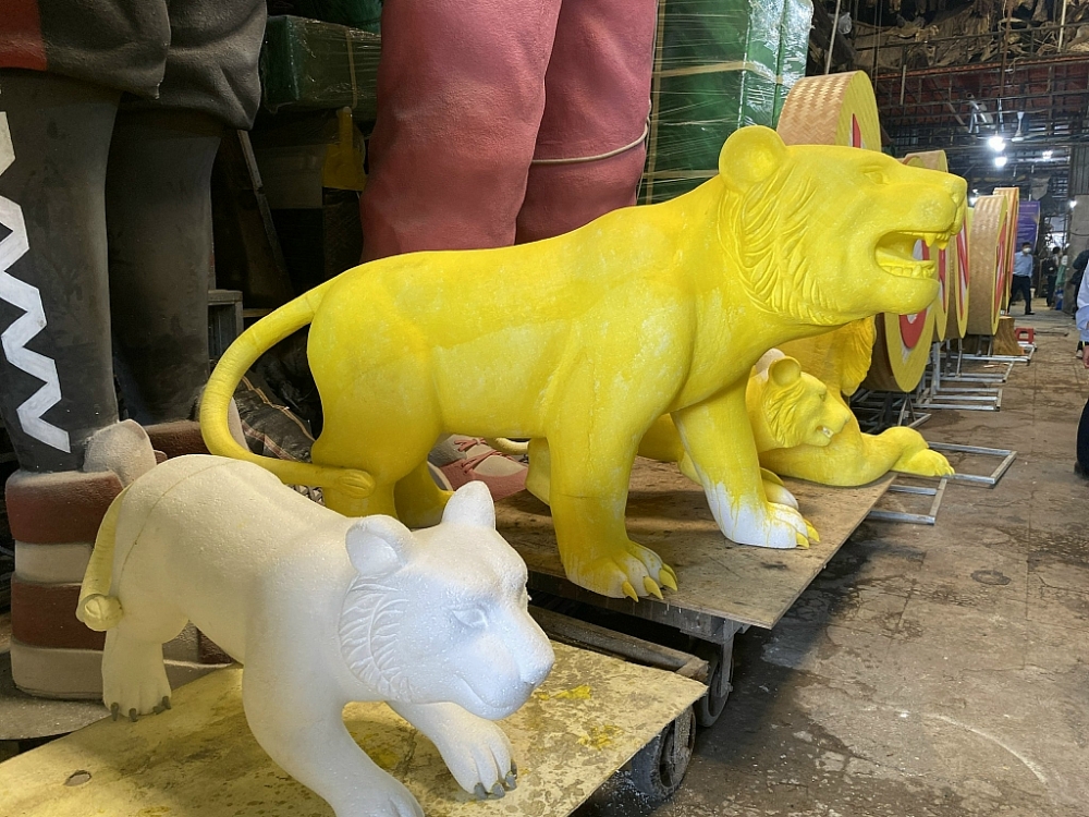 Các linh vật hổ đang được hoàn thiện công đoạn sơn màu trong ngày 12/1.