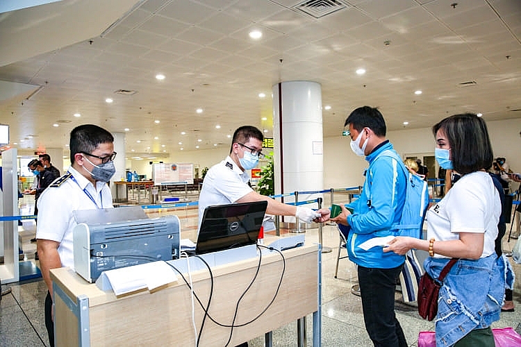 TPHCM kiểm soát dịch Omicron hành khách nhập cảnh tại sân bay Tân Sơn Nhất. Ảnh HCDC