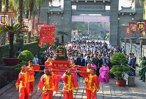 lanh dao tphcm dang cung banh tet quoc to hung vuong