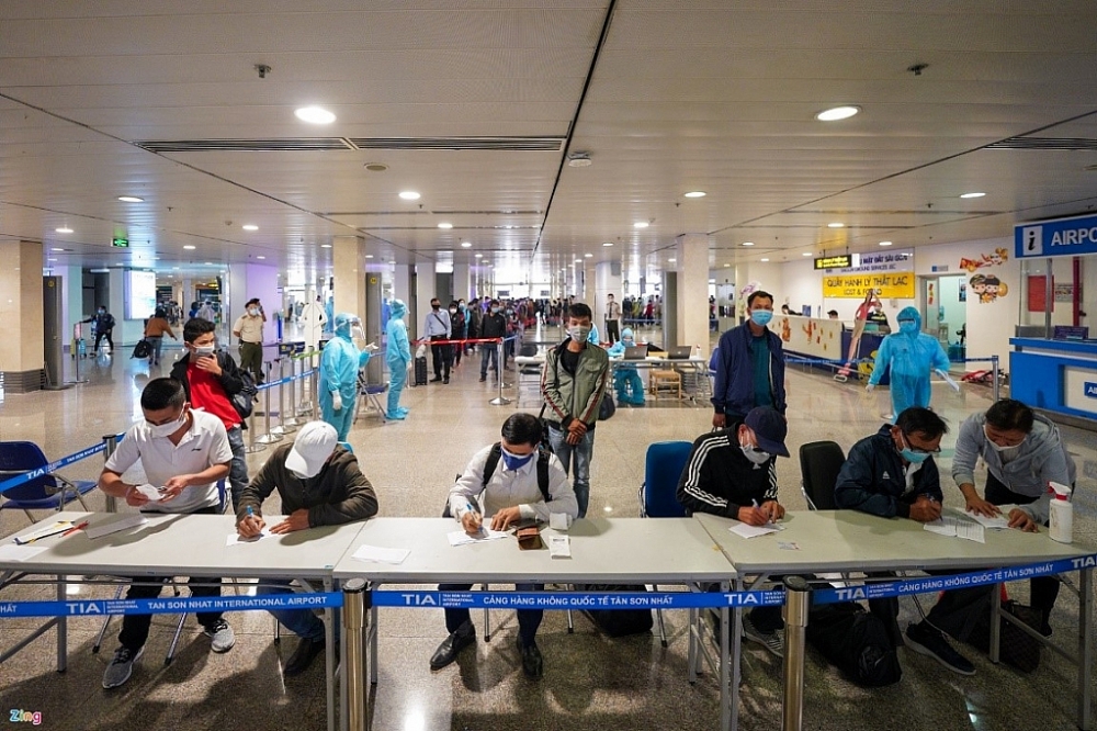 Hành khách khai báo y tế, lấy mẫu xét nghiệm tại sân bay Tân Sơn Nhất ngày 18/2. Ảnh HCDC 