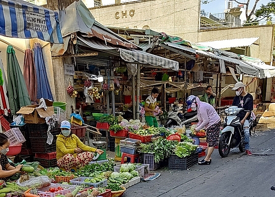 Mùng 2 Tết: Siêu thị, chợ mở cửa bán lại, giá cả ổn định