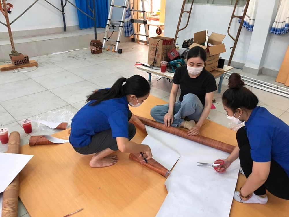 Giáo viên trường Tiểu học Linh Chiểu, Thủ Đức trang trí lại phòng học để đón học sinh trở lại trường. Ảnh nhà trường cung cấp