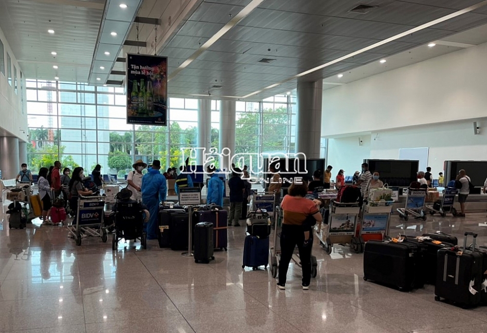 Hơn 1.200 hành khách quốc tế nhập cảnh qua cửa khẩu sân bay Tân Sơn Nhất trong ngày 15/2/2022. 