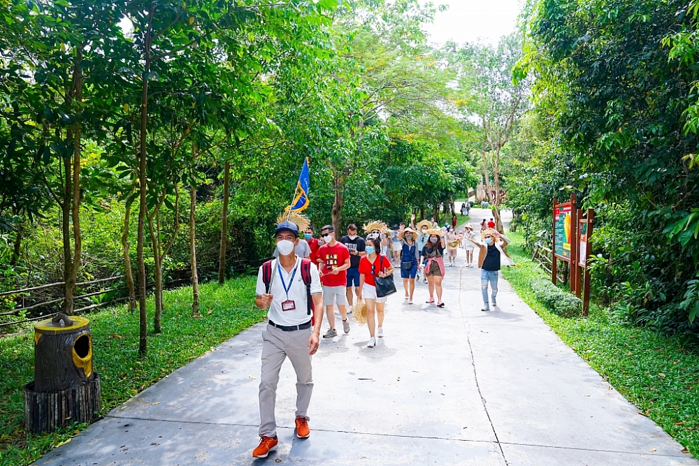 Đoàn khách du lịch MICE tham quan điểm du lịch tại Phú Quốc. Ảnh Lữ hành Saigontourist.