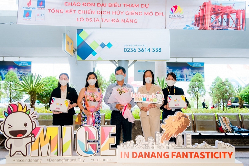Đại diện đoàn khách du lịch MICE đầu tiên đến Đà Nẵng trong năm 2022 được chào đón tại 
