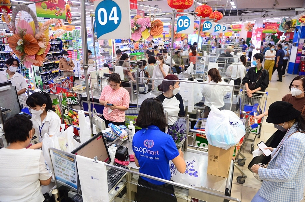 Khách hàng mua sắm tại hệ thống siêu thị của Sài Gòn Co.op. 