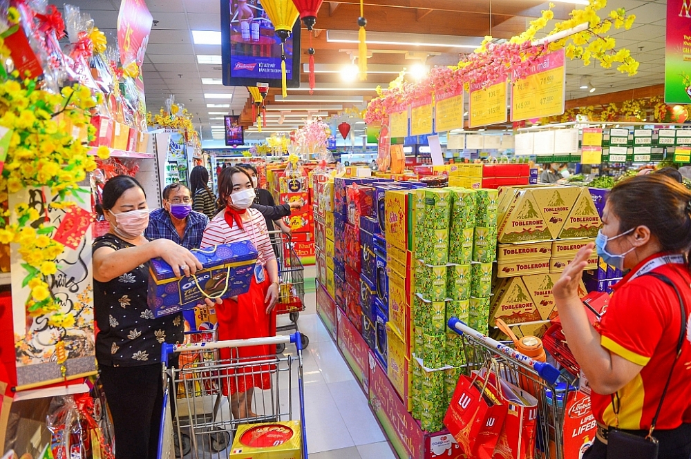 Khách hàng mua sắm tại hệ thống siêu thị của Saigon Co.op.