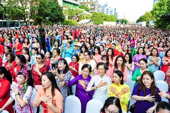 Trên 3.000 người đồng diễn áo dài tại phố đi bộ Nguyễn Huệ