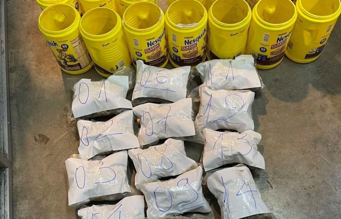Hải quan Tân Sơn Nhất bắt giữ gần 6kg nghi ma túy cất giấu trong lô hàng quà biếu