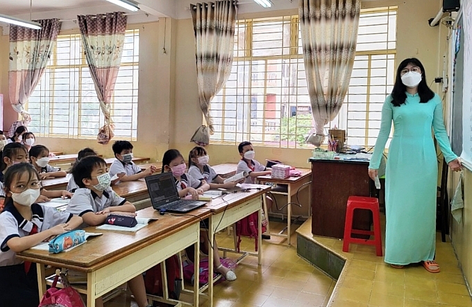 Một tiết học kết hợp trực tiếp và online Tiểu học Phan Đình Phùng, quận 3. Ảnh Mạnh Tùng