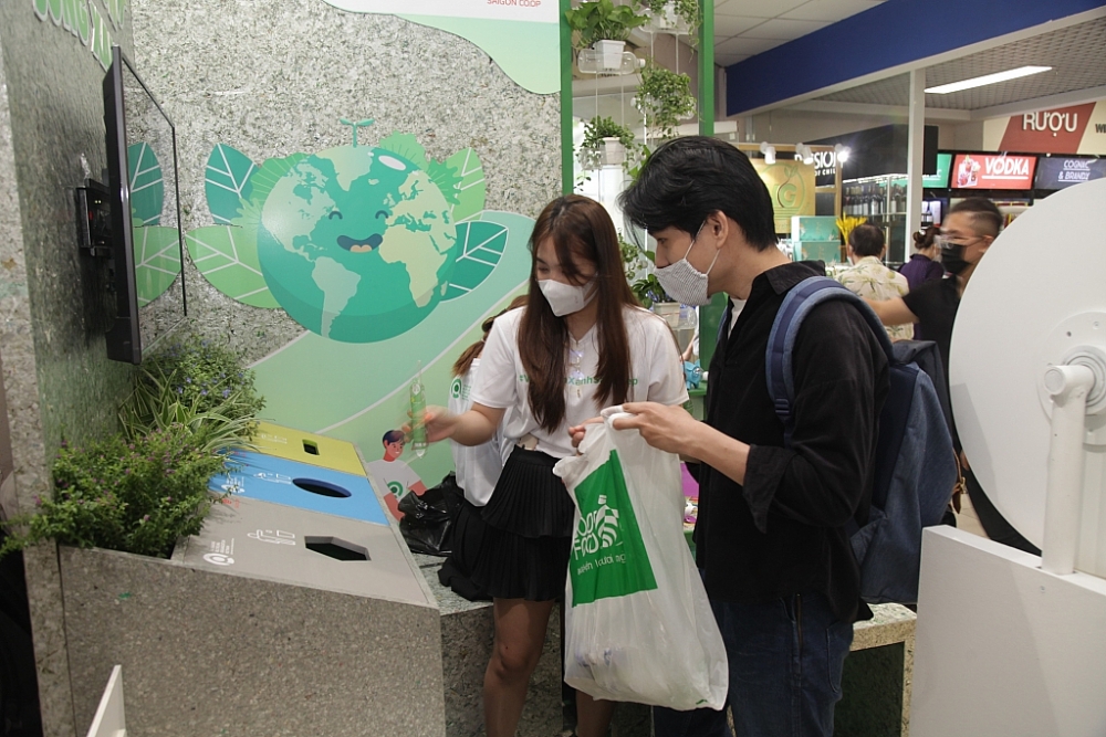 Người dân tham gia phân loại rác tái chế tại hệ thống siêu thị.