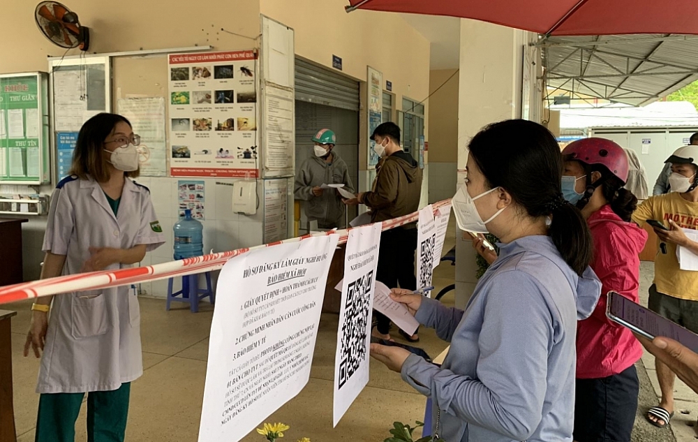 Người dân liên hệ khai báo y tế, lấy giấy hoàn thành cách ly Trạm y tế phường Tăng Nhơn Phú B (thành phố Thủ Đức). Ảnh: T.D