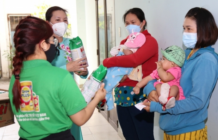 Quỹ Phát triển Tài năng Việt trao “Triệu phần quà san sẻ yêu thương” đến các hoàn cảnh khó khăn