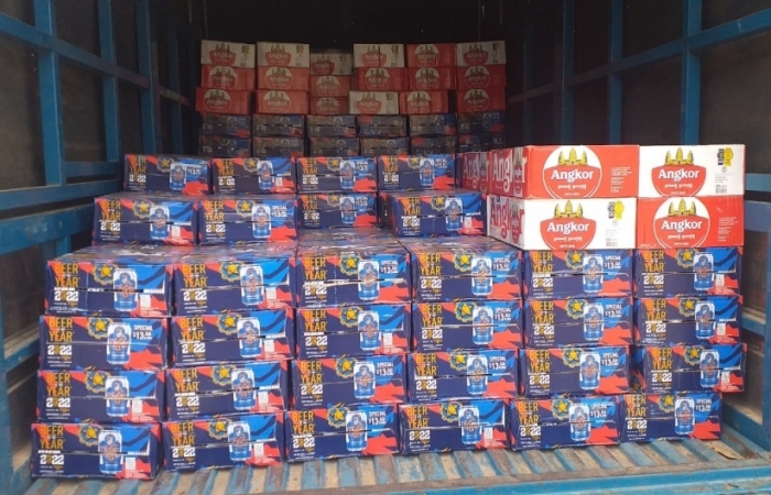 Bắt giữ xe ô tô tải vận chuyển 300 thùng bia nhập lậu