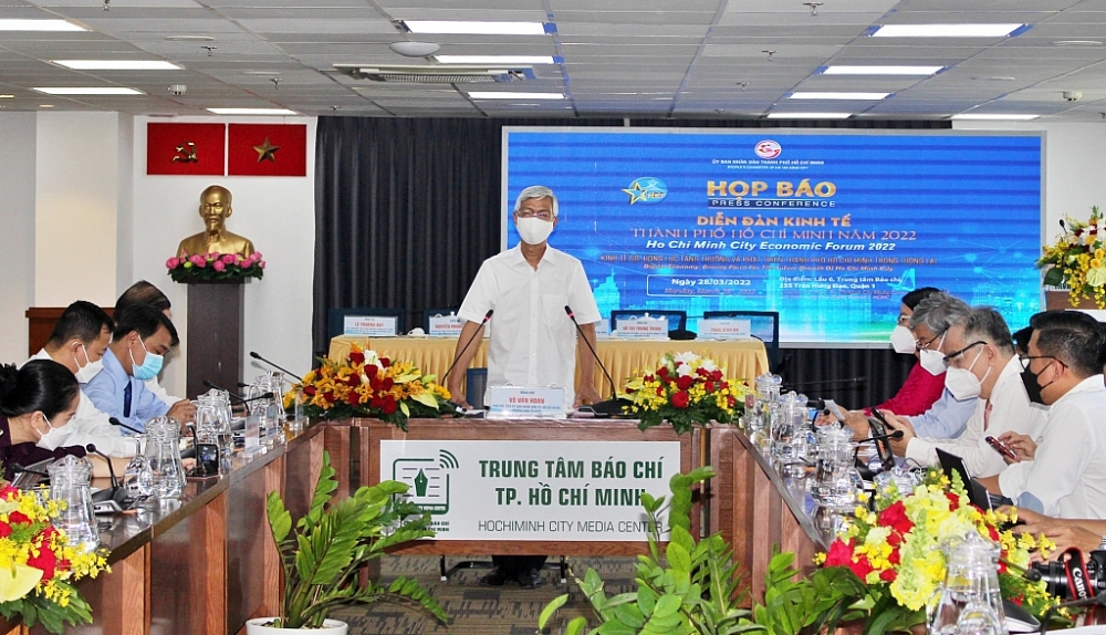 Ông Võ Văn Hoan, Phó Chủ tịch UBND TPHCM thông tin về Diễn đàn Kinh tế TPHCM tại buổi họp báo. Ảnh: T.D