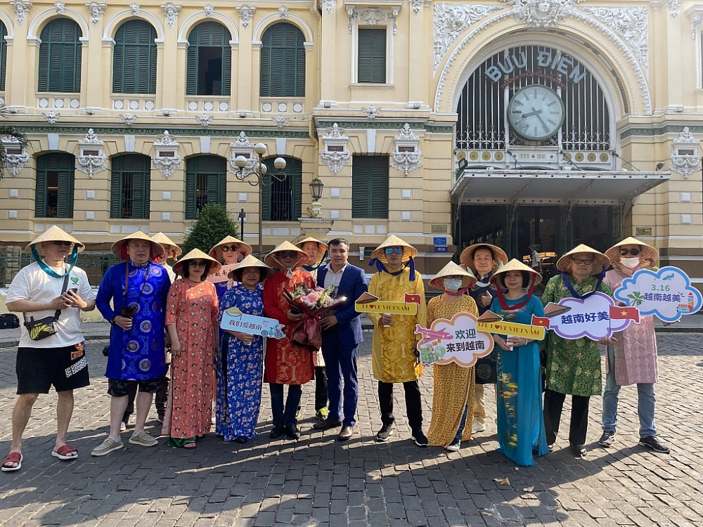 Đoàn khách đầu tiên từ Thượng Hải, Trung Quốc đến TPHCM sau 3 năm đóng cửa du lịch bởi dịch Covid-19. Ảnh: T.D