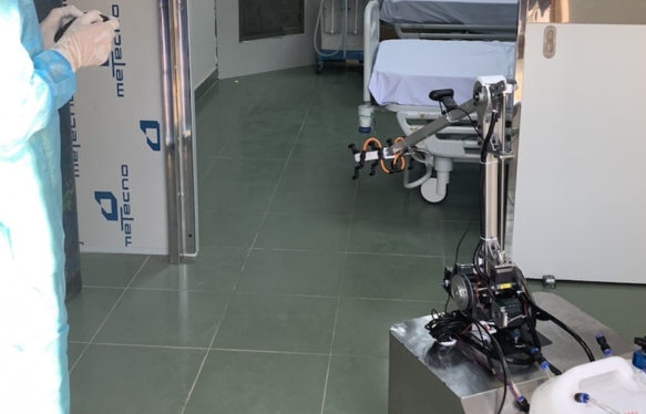 Bệnh viện dã chiến Củ Chi dùng robot khử khuẩn phòng cách ly thay cho nhân viên y tế