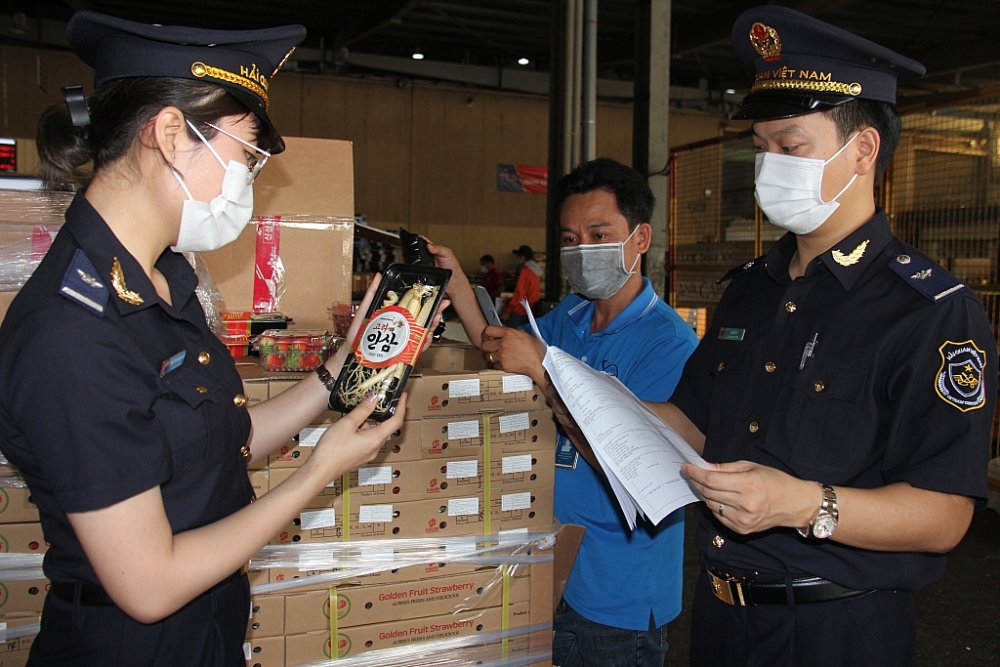 Công chức Hải quan sân bay Tân Sơn Nhất kiểm tra hàng hóa nhập khẩu.  Ảnh: T.D