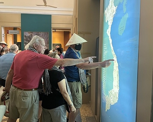 Đoàn du khách Mỹ tham quan Bảo tàng Lịch sử Việt Nam. Ảnh: BTC