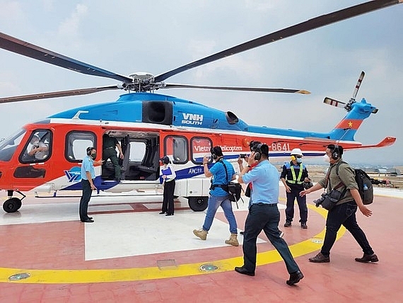 Tour trực thăng ngắm TPHCM từ trên cao đang thu hút sự quan tâm của nhiều du khách. Ảnh