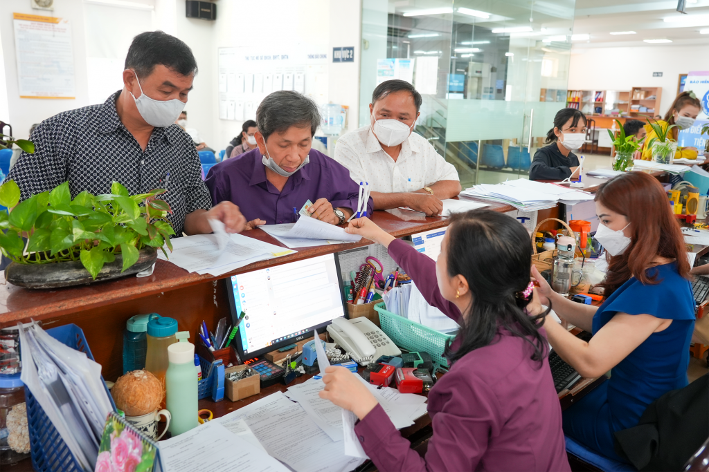 Người dân tới làm thủ tục tại BHXH TPHCM. Ảnh: Hữu Hạnh