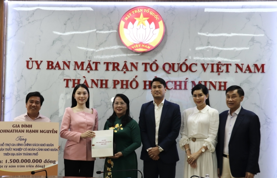 Gia đình 'vua hàng hiệu' Johnathan Hạnh Nguyễn ủng hộ 1,5 tỷ đồng cho gia đình chính sách, công nhân khó khăn